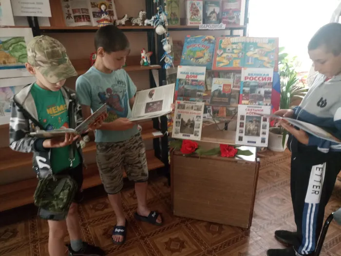 Знакомство_ребят_с_книгами_на_выставке_Мы_живем_в_России_в_дет_отделе_Сещинской_библиотеки[1].jpg
